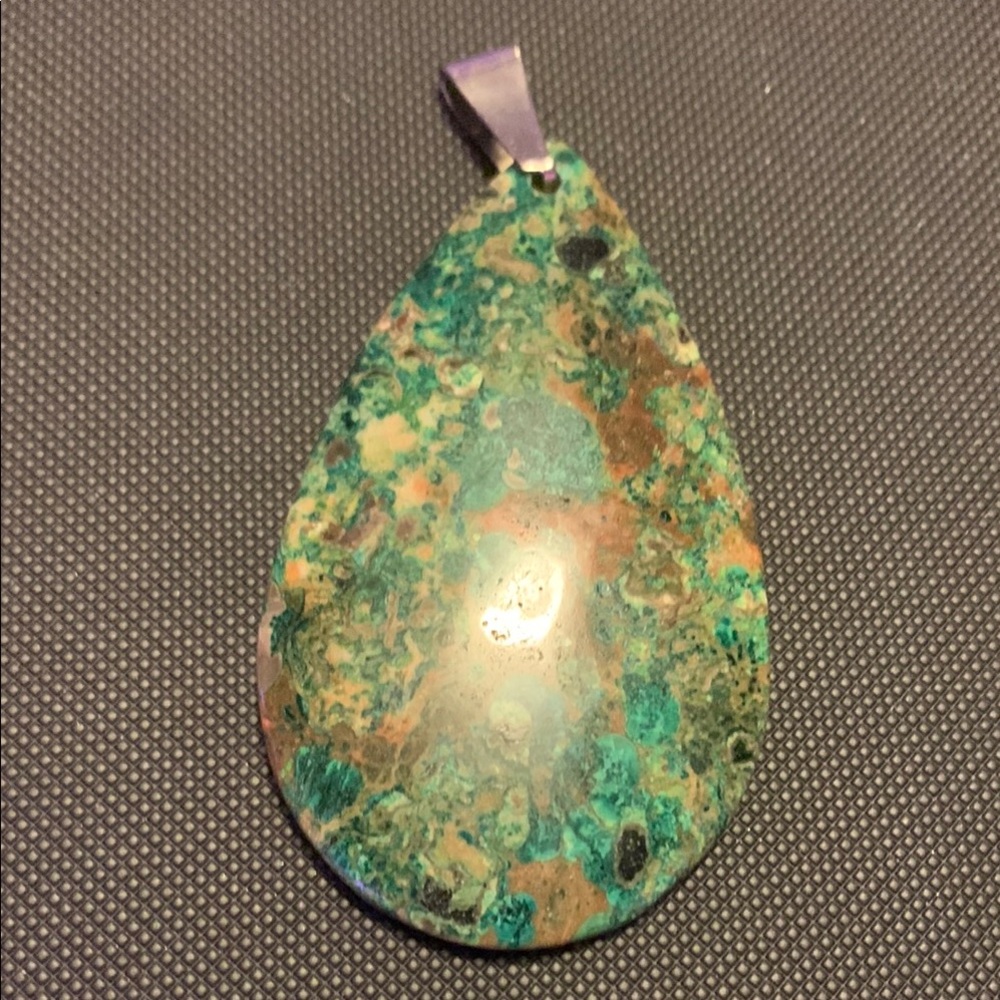 Elegant Green stone Teardrop Pendant
